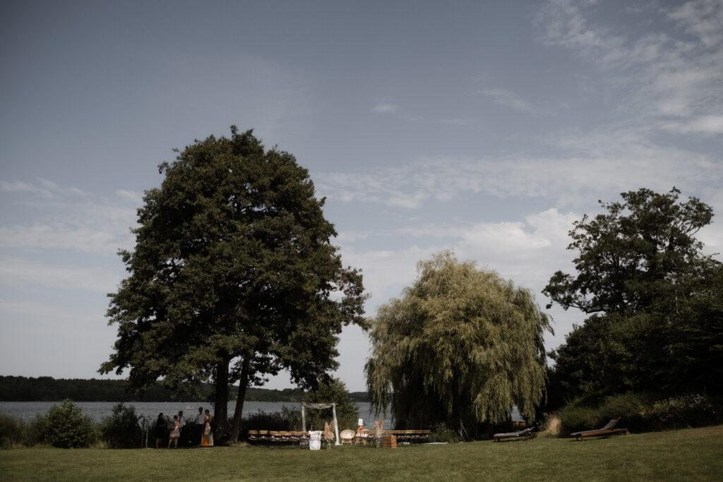 Hochzeitsfotografie Seehotel-Töpferhaus- Blick auf die Location der freien Trauung