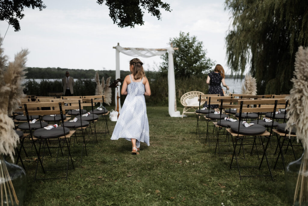 Hochzeitsfotografie Seehotel-Töpferhaus-Ankunft der Blumenkinder