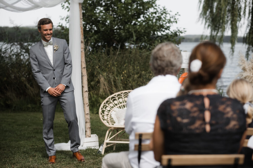 Hochzeitsfotografie Seehotel-Töpferhaus-freie Trauung- aufgeregter Bräutigam