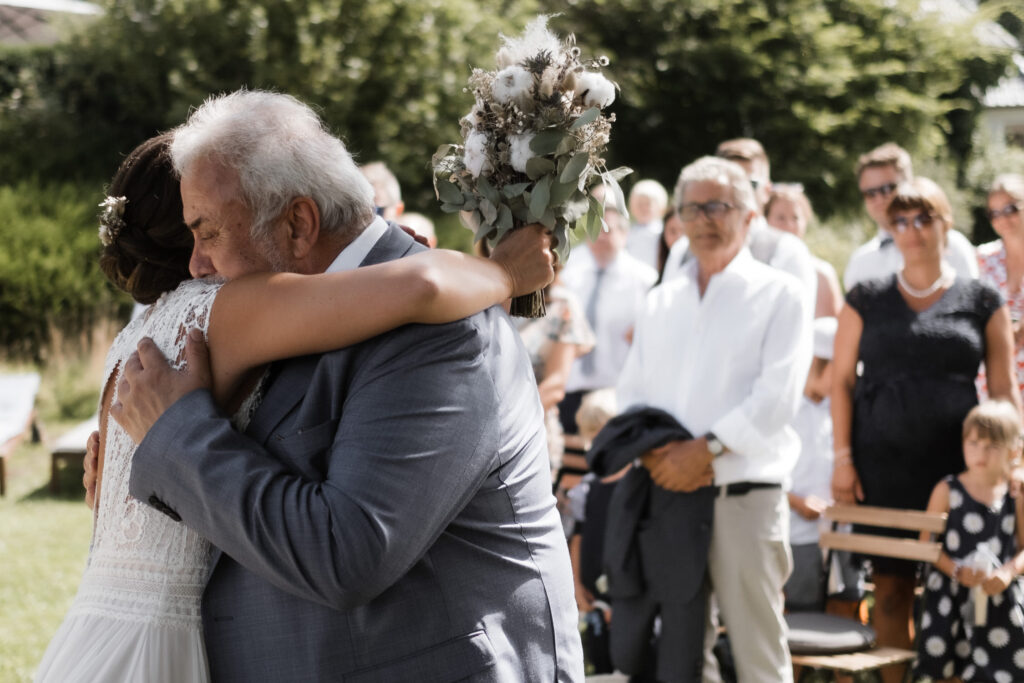 Hochzeitsfotografie Seehotel-Töpferhaus- Freie Trauung-Tochter- Vater Umarmung