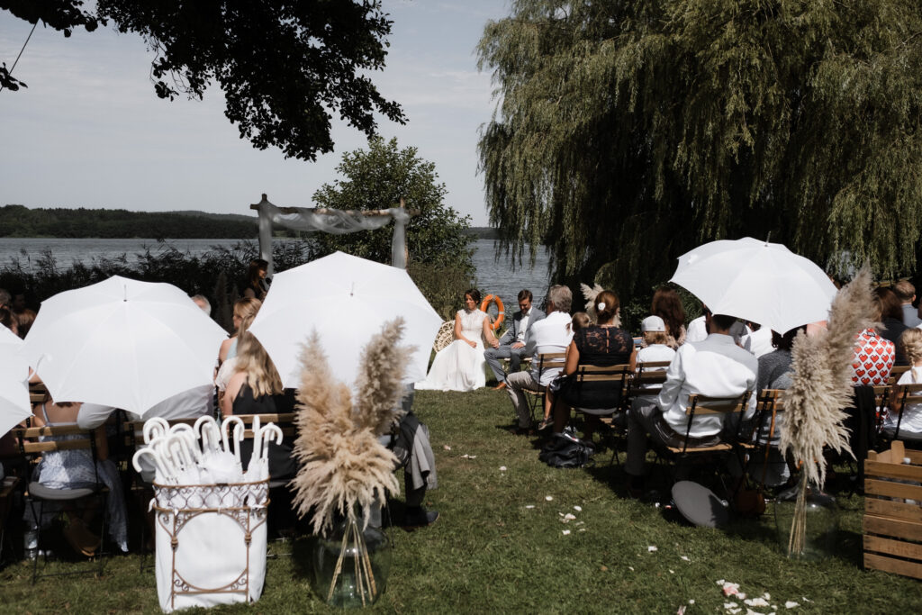 Hochzeitsfotografie Seehotel-Töpferhaus-Freie Trauung- Blick auf freie Trauung