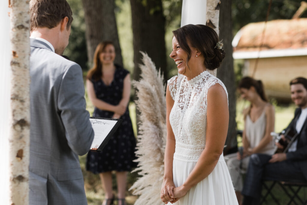 Hochzeitsfotografie Seehotel-Töpferhaus-Freie Trauung-Rede des Hochzeitspaares