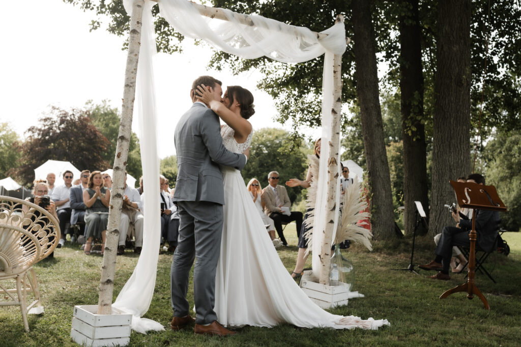 Hochzeitsfotografie Seehotel-Töpferhaus-Freie Trauung-Hochzeitskuss