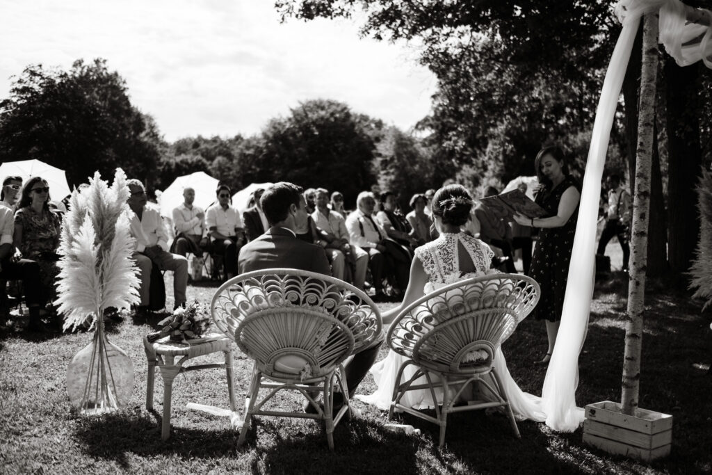 Hochzeitsfotografie Seehotel-Töpferhaus-Freie Trauung- Rückenansicht Hochzeitspaar