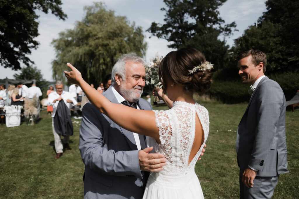 Hochzeitsfotografie Seehotel-Töpferhaus-Freie Trauung- Gratulation Brautvater