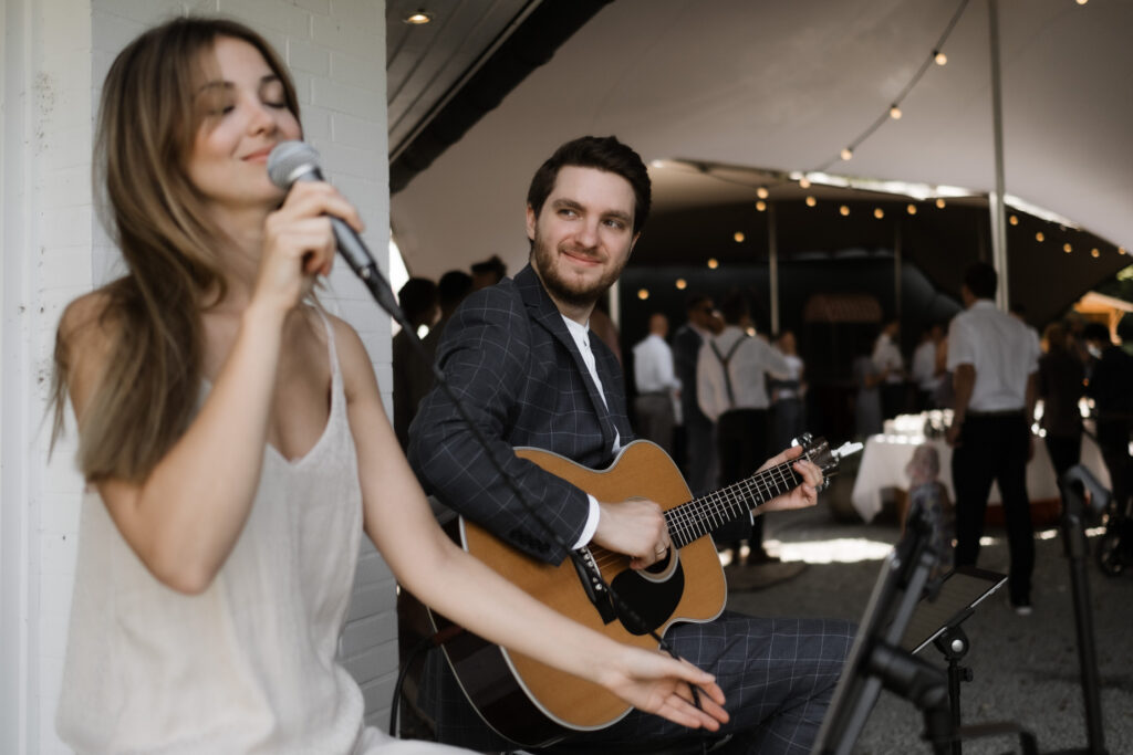 Hochzeitsfotografie Seehotel-Töpferhaus-Freie Trauung- Musiker*innen während des Empfangs