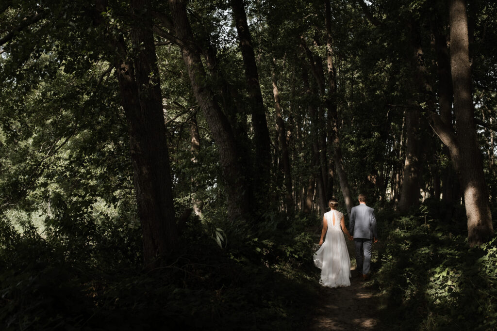 Hochzeitsfotografie Seehotel-Töpferhaus-Portrait- Hochzeitspaar-Rückenansicht