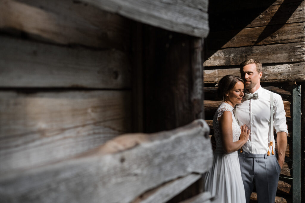 Hochzeitsfotografie Seehotel-Töpferhaus-Portrait- Hochzeitspaar-kuschelt sich aneinander