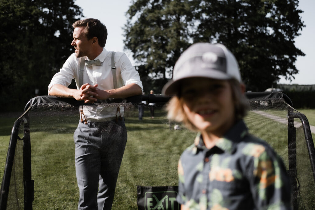 Hochzeitsfotografie Seehotel-Töpferhaus-Empfang- Fußball spielen