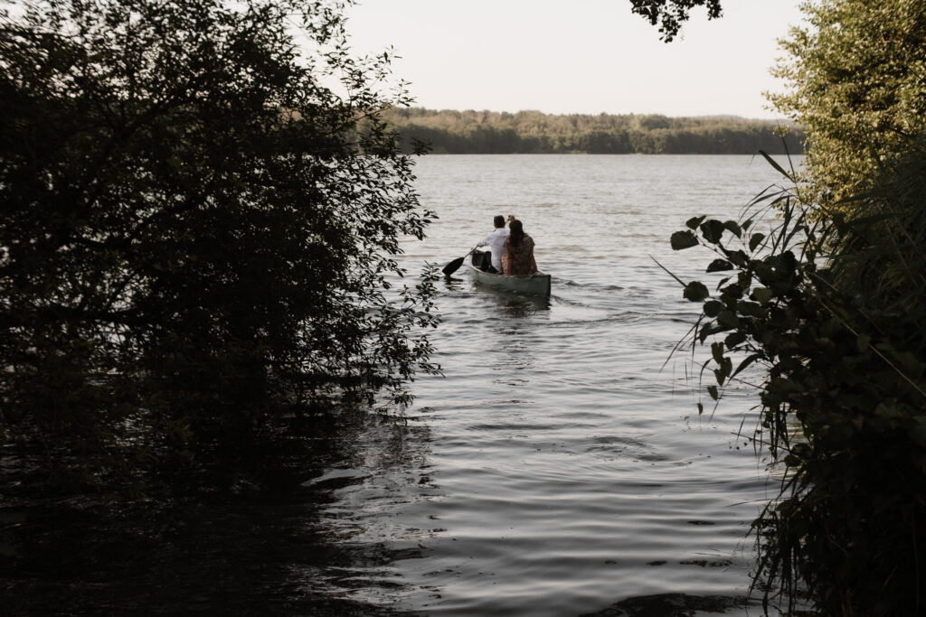 Hochzeitsfotografie Seehotel-Töpferhaus-Empfang- mit dem Boot paddeln