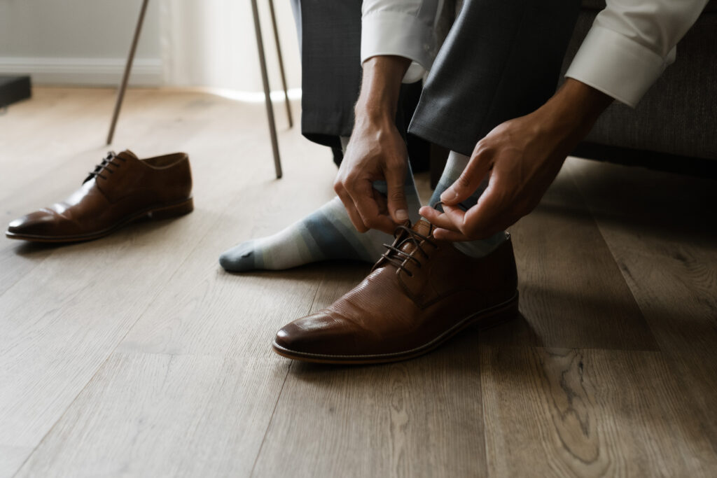 Hochzeitsfotografie Kieler Kaufmann-Getting Ready- Bräutigam Nahaufnahme Schuhe