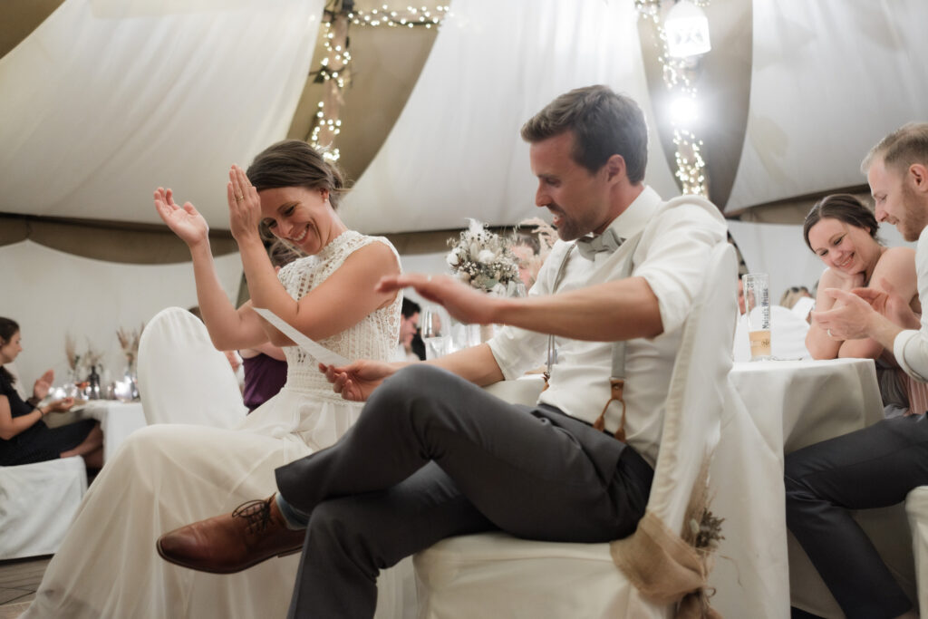 Hochzeitsfotografie Seehotel-Töpferhaus- Dinner- Hochzetispaar applaudiert