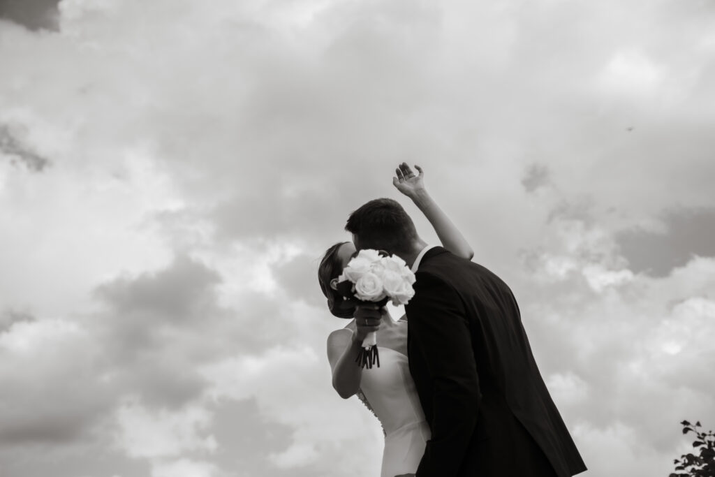 Hochzeitsfotografie Norddeutschland- Hochzeitspaar vor Himmel
